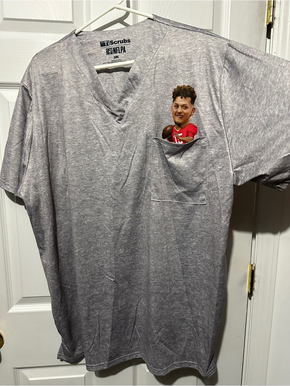 Mahomes in the pocket 2XL gray Kansas City Chiefs NFL Football Ti scrub top - Picture 4 of 9